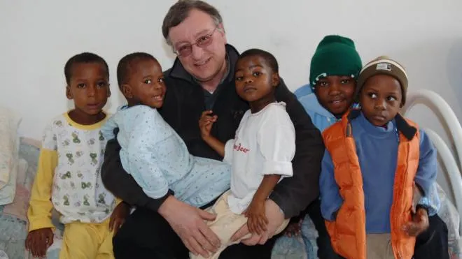Don Claudio Maggioni con alcuni piccoli pazienti. «Proprio in questi giorni sono con noi quattro bambini arrivati dal Camerun e due dalla Costa d’Avorio»