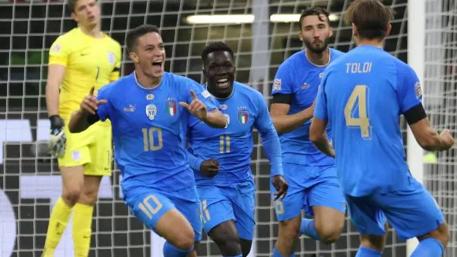 Italy�s Giacomo Raspadori  (L)  jubilates with his teammates  after scoring goal of 1 to 0 during the UEFA Nations League soccer match between   Italy  and  England at Giuseppe Meazza stadium in Milan, 23  September 2022.
ANSA / MATTEO BAZZI