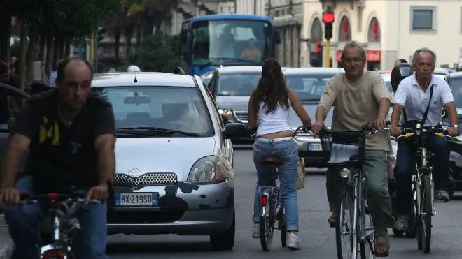 Nonostante la pericolosità di molte strade cittadine, la bicicletta resta uno dei mezzi preferiti per muoversi