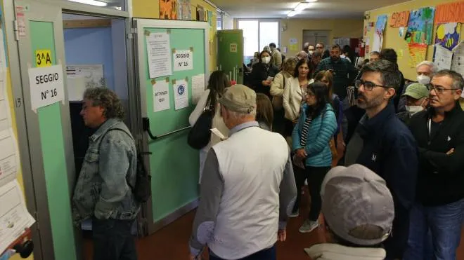 Scene di code fuori dai seggi Il tagliandino anti-frode applicato alle schede ha complicato le operazioni di voto