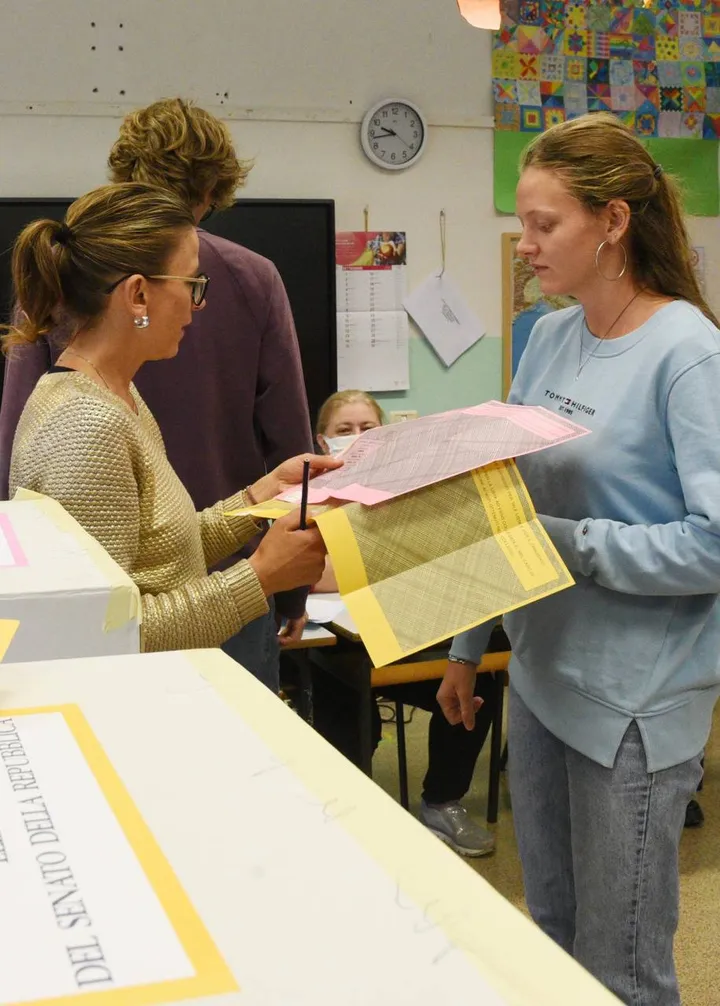 Le operazioni di voto all’interno di un seggio elettorale