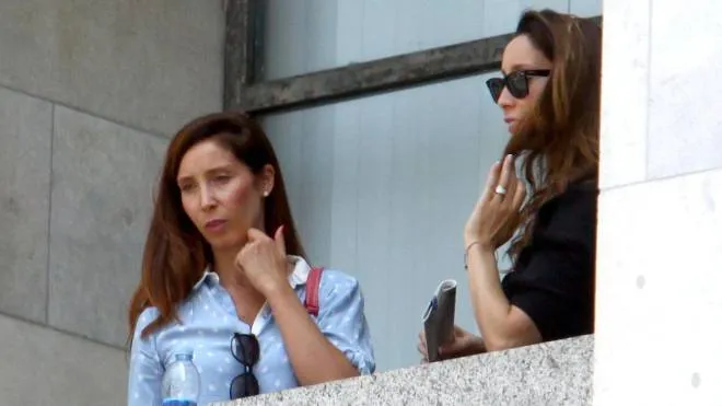 Le gemelle Eleonora ed Imma De Vivo durante una pausa del processo Ruby sul balcone del tribunale di Milano, 25 giugno 2012.  ANSA/STEFANO PORTA