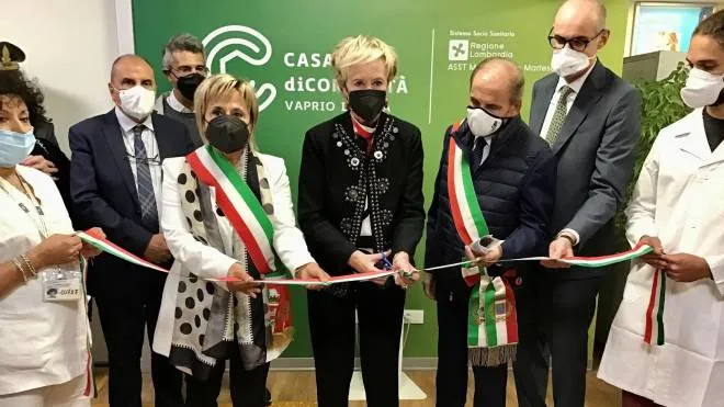Letizia Moratti al taglio del nastro A destra Francesco Laurelli e il sindaco Luigi Fumagalli, a sinistra il sindaco di Trezzo, Silvana Centurelli