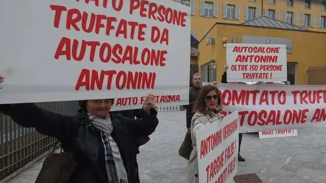 Una manifestazione delle vittime dell’ex autosalone Antonini di Varedo