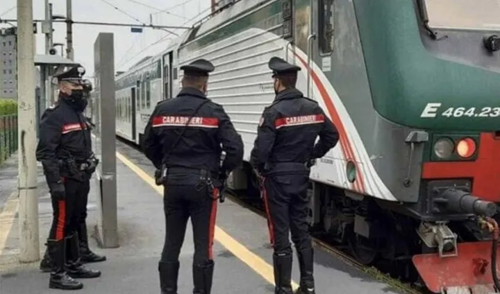 I carabinieri della Compagnia di Desio hanno rintracciato il giovane all’interno della stazione ferroviaria di Lissone: è stato arrestato e rinchiuso in carcere per evasione dai domiciliari