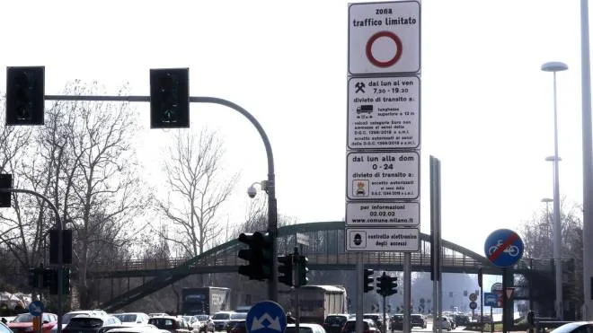 I cartelli che indicano la nuova area ztl di Milano entrata in vigore il 25 Febbraio 2019.
ANSA / MATTEO BAZZI