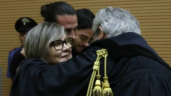La vedova di Mario Bozzoli, Irene Zubani, abbraccia avvocato e figli