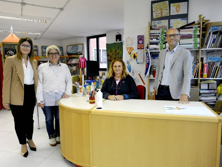 Da sinistra Melisa Savoia, Sandra Volpe, Simona Posani e il sindaco Fabio Bottero