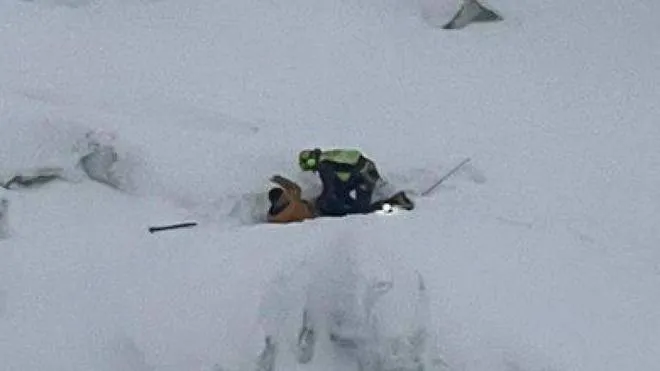 Alpinisti improvvisati che tentano di scalare le vette senza avere le conoscenze o banalmente le attrezzature giuste. Un fenomeno in preoccupante aumento, soprattutto nel corso dell'ultima estate caratterizzata da una forte siccit�, che ha spinto molti "scalatori della domenica" a tentare l'impresa mettendo per� a rischio la propria vita. L'ultimo episodio sul massiccio del Monte Bianco: il Soccorso Alpino Valdostano ha recuperato all'alba un alpinista che era rimasto bloccato sul ghiacciaio di Bionnassay, a quota 3.100 metri, sorpreso da una tormenta, 02 ottobre 2022. L'uomo � stato trovato in stato di incoscienza, in ipotermia, con indumenti leggeri e senza l'attrezzattura adatta per "una progressione su un ghiacciaio", spiega chi lo ha soccorso. ANSA/ SAV VALLE D'AOSTA +++ ANSA PROVIDES ACCESS TO THIS HANDOUT PHOTO TO BE USED SOLELY TO ILLUSTRATE NEWS REPORTING OR COMMENTARY ON THE FACTS OR EVENTS DEPICTED IN THIS IMAGE; NO ARCHIVING; NO LICENSING +++ (NPK)
