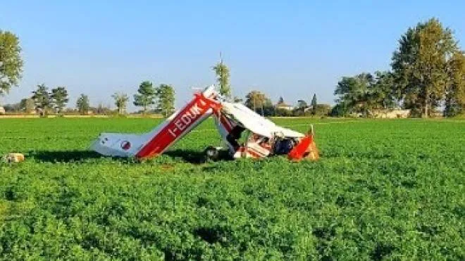 Il velivolo distrutto dopo essere precipitato nelle campagne