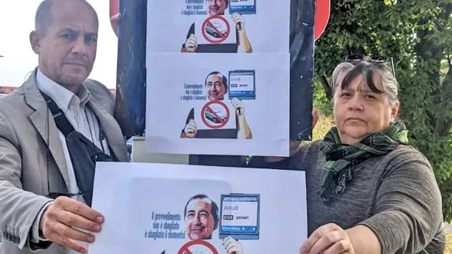 Gli esponenti di Verdi e Pd Stefano Apuzzo e Cristina Ganini mostrano cartelli che recitano: "Il provvedimento non è sbagliato, è sbagliato il momento"
