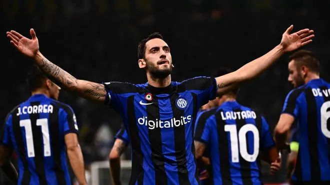 Inter Milan's Turkish midfielder Hakan Calhanoglu celebrates after opening the scoring during the UEFA Champions League Group C football match between Inter Milan and FC Barcelona on October 4, 2022 at the Giuseppe-Meazza (San Siro) stadium in Milan. (Photo by Marco BERTORELLO / AFP)