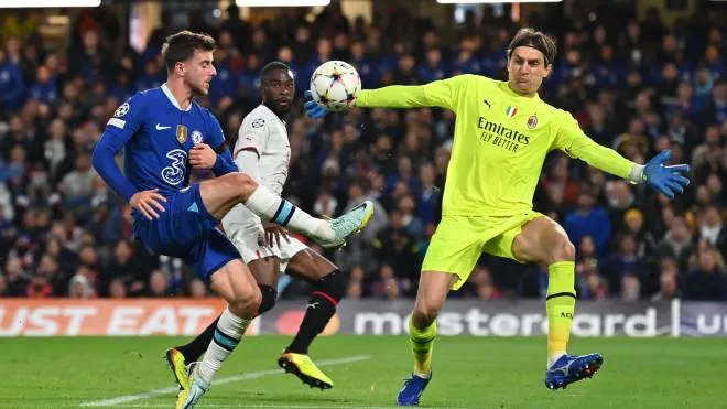 Chelsea's English midfielder Mason Mount (L) shoots past AC Milan's Romanian goalkeeper Ciprian Tatarusanu and scores but the goal is cancelled due to an offside position during the UEFA Champions League Group E football match between Chelsea and AC Milan at Stamford Bridge in London on October 5, 2022. (Photo by Glyn KIRK / AFP)