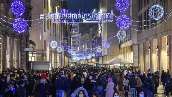 Corso Vittorio Emanuele - Gente in centro per lo shopping l�ultimo sabato prima di Natale - Milano 19 dicembre 2020  Ansa/Matteo Corner