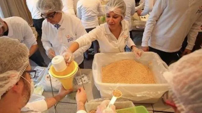 I pasti realizzati con i volontari della Onlus Rise Against Hunger Italia