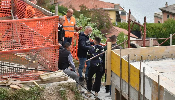 I controlli delle forze dell’ordine in uno dei cantieri edili visitati dopo la tragedia sul lago di Como
