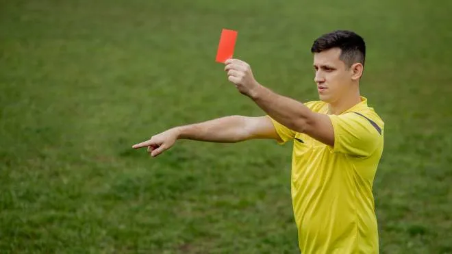 Balboni cartellino rosso - Ballatore arbitro 
 - Angry football referee showing a red card and pointing with his hand on penalty.