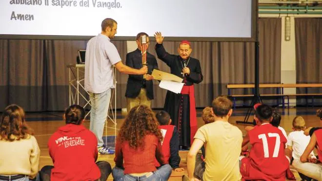Orasport on fire tour Cornaredo - monsignor Mario Delpini - benedizione fiaccola - per redazione Milano online - foto Spf/Ansa