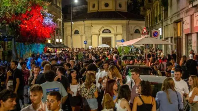 Migliaia di persone frequentano il Rainbow District intorno a via Lecco nei weekend