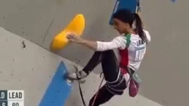 Un fermo immagine tratto da un video della tv di stato della Corea del Sud
mostra Elnaz Rekabi, l'atleta iraniana che ha partecipato domenica senza hijab alla competizione di arrampicata nella capitale sudcoreana, che sar� trasferita direttamente da Seul nella famigerata prigione di Evin a Teheran.
ANSA/TV COREA DEL SUD EDITORIAL USE ONLY NO SALES