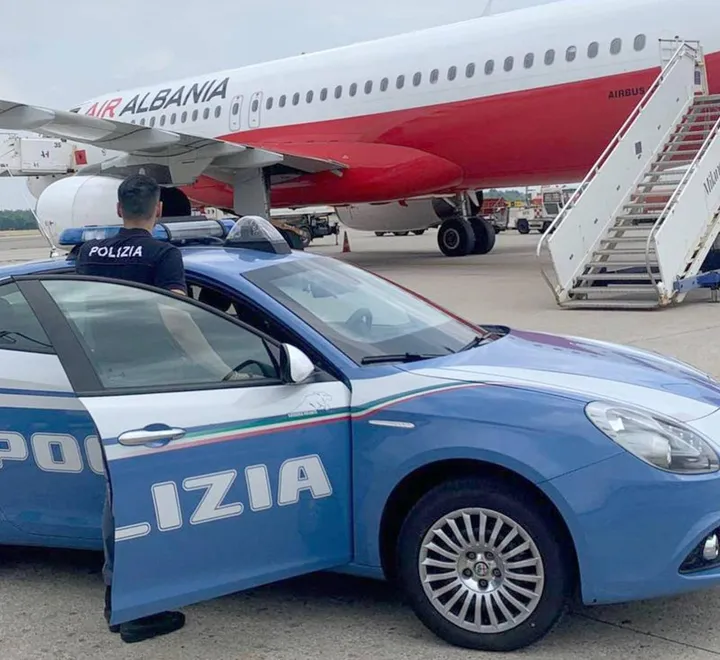 Gli agenti della Questura di polizia di Monza all’aeroporto di Malpensa