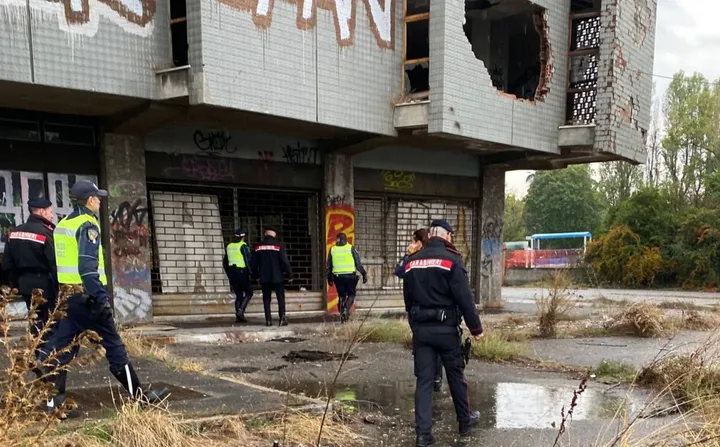 I carabinieri e la polizia locale nello stabile abbandonato in attesa di essere venduto
