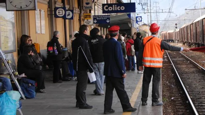 Colico (Lc) guasto al treno merci blocca la linea ferroviaria Lecco- Sondrio. Foto Sandonini. Per Stefano Cassinelli