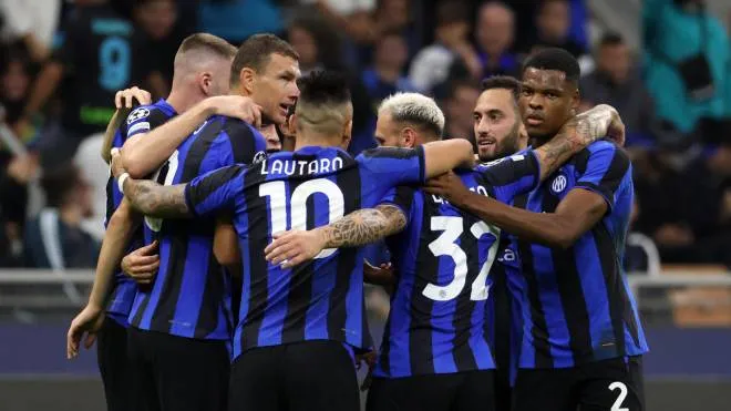Inter Milan�s Henrih Mkhitaryan jubilates  with his teammate after scoring goal of 1 to 0 during the UEFA Champions League Group C  match  between FC Inter  and  Fc Viktoria Plzen  at Giuseppe Meazza stadium in Milan, 26  October 2022.
ANSA / MATTEO BAZZI