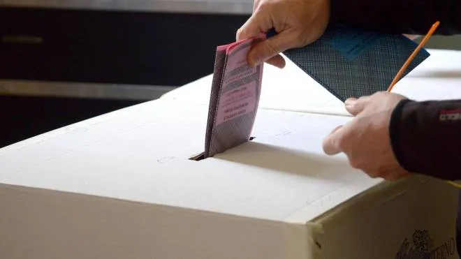 Una scheda elettorale viene messa nell'urna elettorale in un seggio di Roma, in una immagine del 26 maggio 2013.  ANSA/CLAUDIO ONORATI