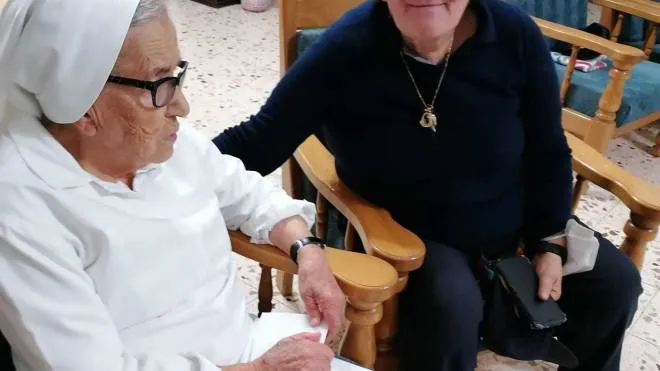 Suor Sophie, 90 anni, libanese di origine, con la volontaria Rina Del Pero