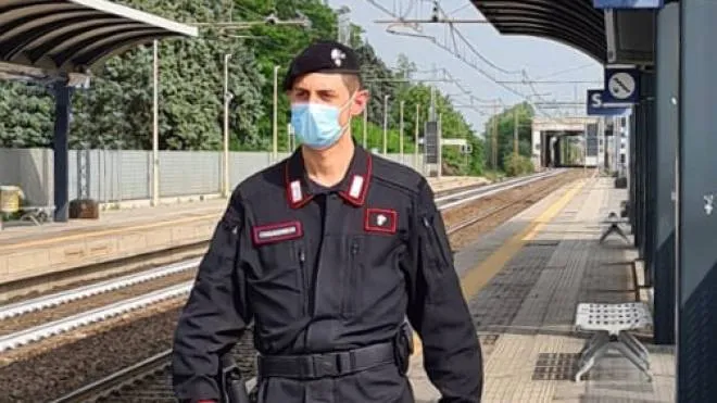 I carabinieri sono stati chiamati dal capotreno avvertito da altri passeggeri su quanto accadeva