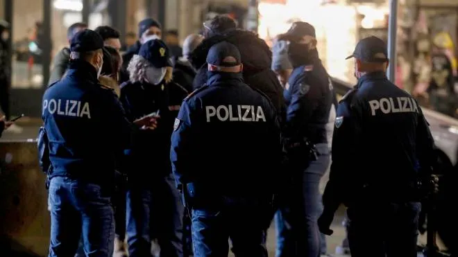 Agenti della Polizia di Stato in servizio in piazza Duomo a Milano, 18 gennaio 2022.
ANSA/MOURAD BALTI TOUATI