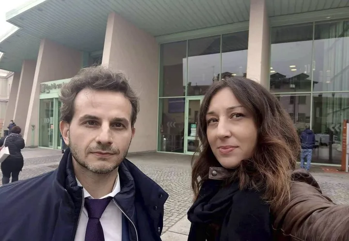 Da sinistra, Marco Degli Angeli e Marta Cobianco davanti all’ospedale di Lodi