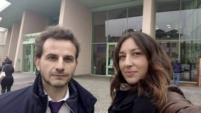 Da sinistra, Marco Degli Angeli e Marta Cobianco davanti all’ospedale di Lodi