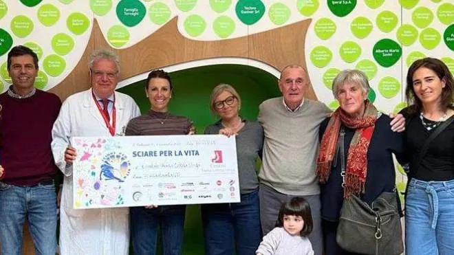 La consegna dell’assegno simbolico da 60mila euro con l’ex azzurra Deborah Compagnoni e medici e volontari del Comitato Verga