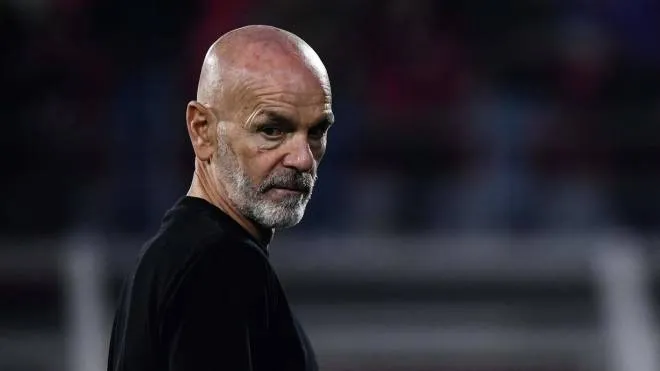 AC Milan's Italian coach Stefano Pioli looks on prior to the Italian Serie A football match between Cremonese and AC Milan on November 8, 2022 at the Giovanni-Zini stadium in Cremona. (Photo by Filippo MONTEFORTE / AFP)