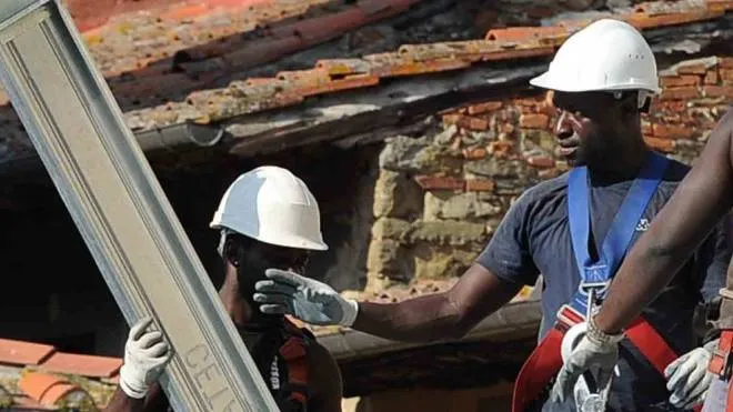 manodopera operai di colore edili carpentieri occupazione immigrati disoccupazione sicurezza nei cantieri nel lavoro casco cinture di protezione morti bianche