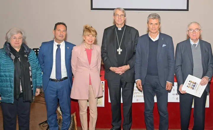 Al centro il. vescovo Corrado Sanguineti con. il sindaco Fabrizio Fracassi al loro fianco i rappresentanti del comitato organizzatore dell’evento