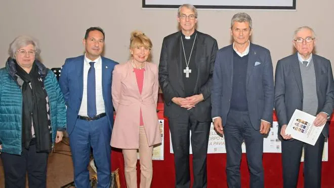 Al centro il. vescovo Corrado Sanguineti con. il sindaco Fabrizio Fracassi al loro fianco i rappresentanti del comitato organizzatore dell’evento