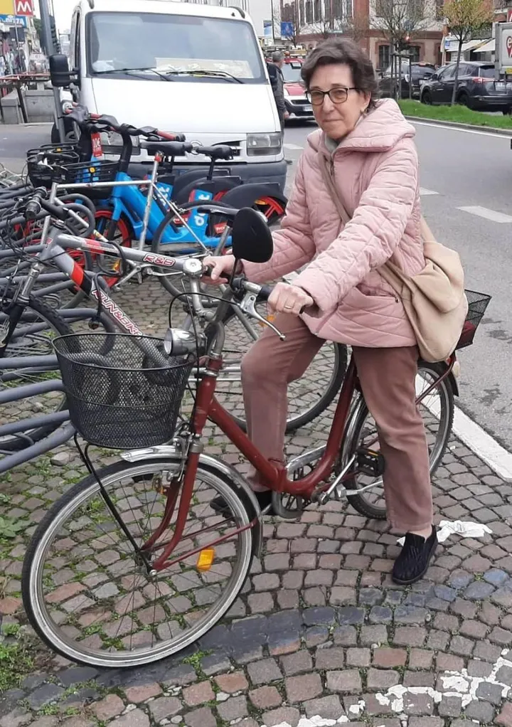 Carmen Brunato in sella alla sua bici in viale Monza