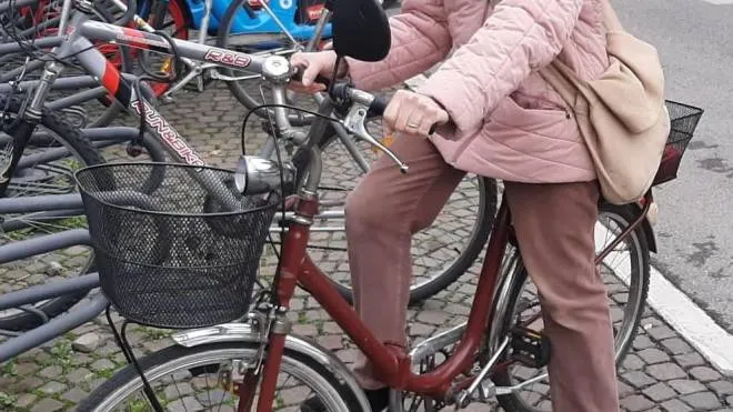 Carmen Brunato in sella alla sua bici in viale Monza