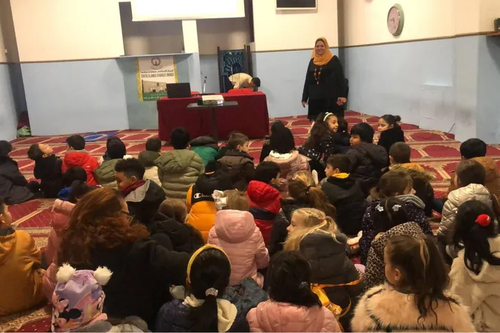 I bambini hanno incontrato la vicedirettrice Tayhni, l’imam e il vicedirettore del centro di via Ghilini