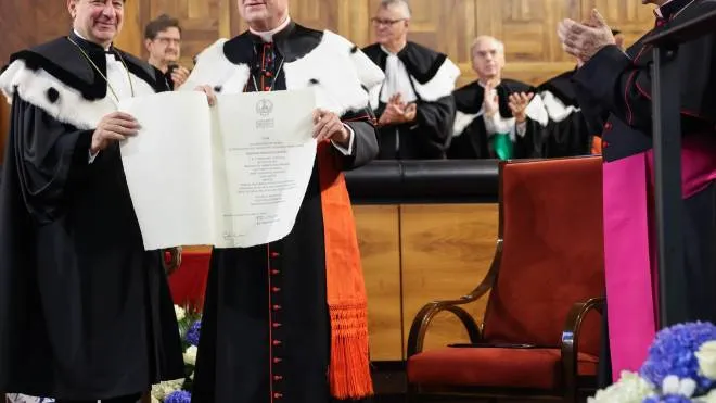 Il rettore Franco Anelli ha conferito la laurea ad honorem al cardinal Ravasi