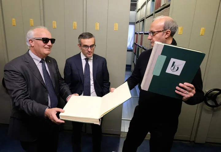 Nicola Stilla, l’assessore Stefano Bolognini e un dipendente della Biblioteca ciechi
