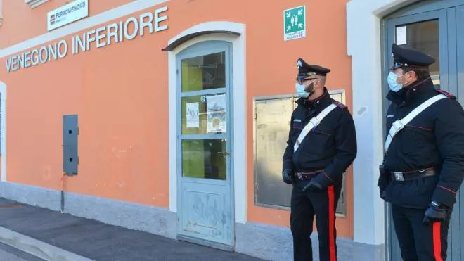 I carabinieri della tenenza di Tradate alla stazione di Venegono Inferiore