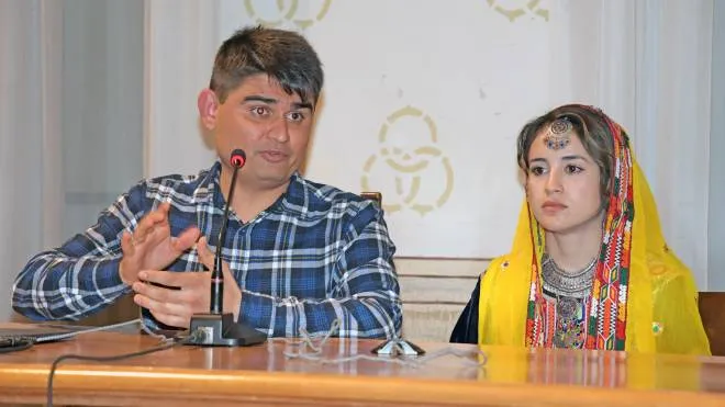 Walimohammad Atai, 26 anni, con la moglie Homaira, 21 anni. Hanno acquistato una casa a Pavia