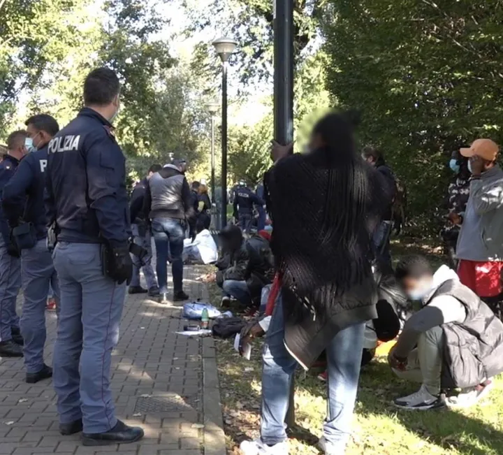 L’operazione Dedalo della polizia ai giardini di via Visconti nell’ottobre del 2020
