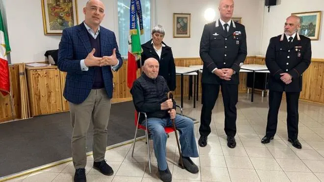 Alfio Baraldi, secondo da sinistra, festeggiato da sindaco e colonnello dei carabinieri