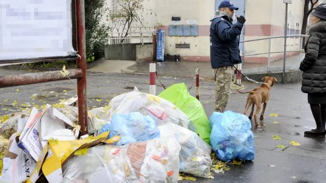 Montagne di rifiuti che ingombrano strade e marciapiedi: gli operatori ecologici devono intervenire con servizi straordinari