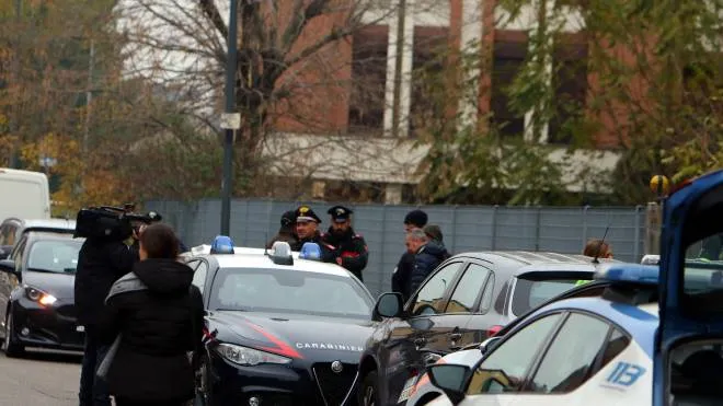 Omicidio in via Lope de Vega ,   forze dell 'ordine e soccorsi sul posto, Milano, 30 novembre 2022, ANSA / PAOLO SALMOIRAGO